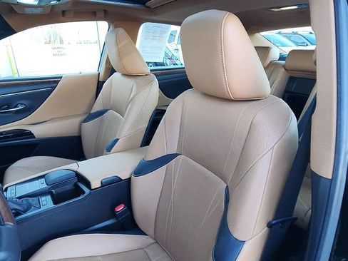 Used 2022 Lexus ES 300h w/ Luxury Package image 18