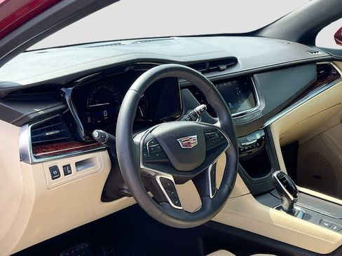 Used 2017 Cadillac XT5 Premium Luxury w/ Driver Assist Package FWD image 9