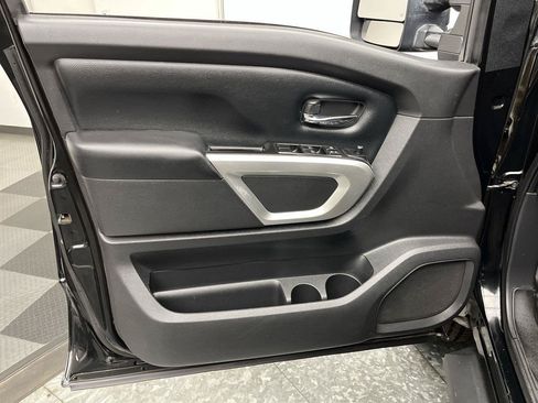 Used 2019 Nissan Titan SV AWD/4WD image 7