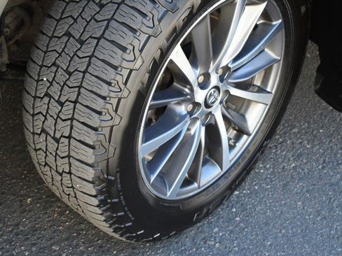 Used 2019 Toyota Highlander XLE w/ Carpet Mat Package (TMS) image 11