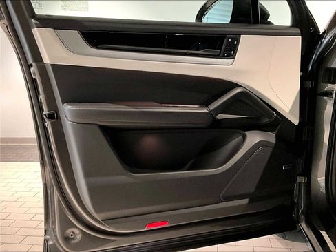 Used 2025 Porsche Cayenne image 26