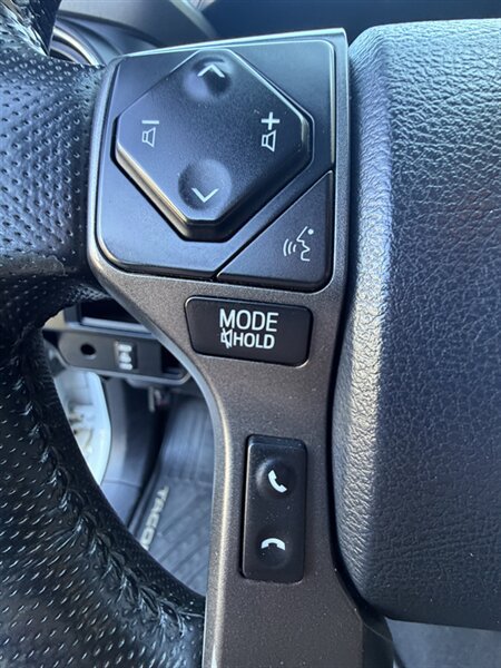 Used 2016 Toyota Tacoma TRD Sport AWD/4WD image 31