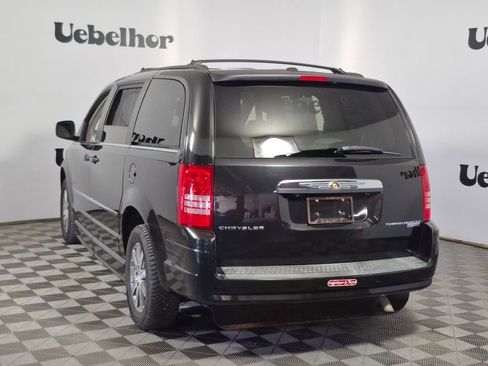 Used 2009 Chrysler Town & Country Touring FWD image 6