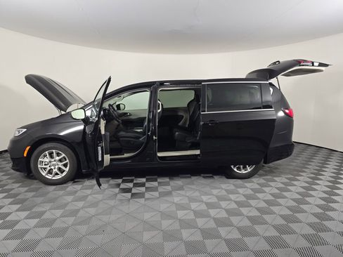 Used 2024 Chrysler Pacifica Touring-L image 18