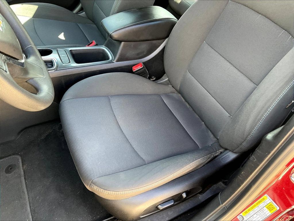 Used 2017 Chevrolet Cruze LT w/ Convenience Package FWD image 20
