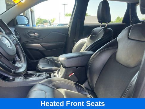 Used 2019 Jeep Cherokee Latitude Plus w/ Cold Weather Group AWD/4WD image 12