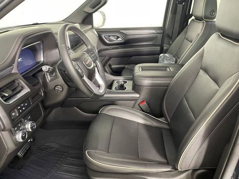 Used 2023 GMC Yukon SLT w/ SLT Luxury Package image 2