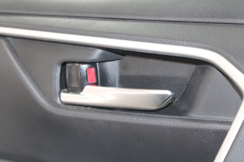 Used 2021 Toyota RAV4 XLE AWD/4WD image 32