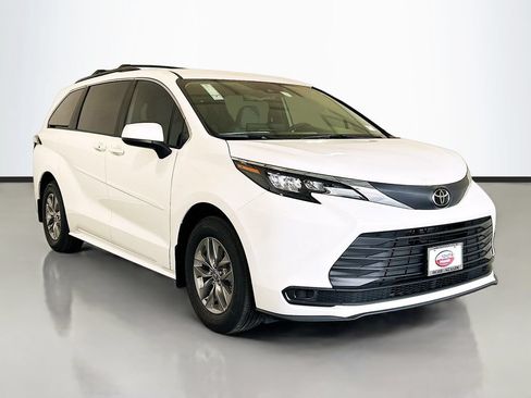 New 2026 Toyota Sienna LE FWD image 3