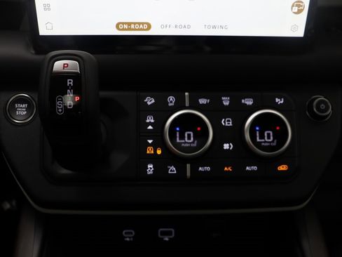 New 2024 Land Rover Defender 110 SE image 13