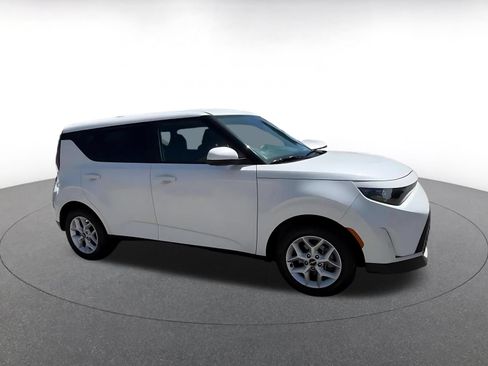 Used 2025 Kia Soul LX w/ LX Technology Package FWD image 2