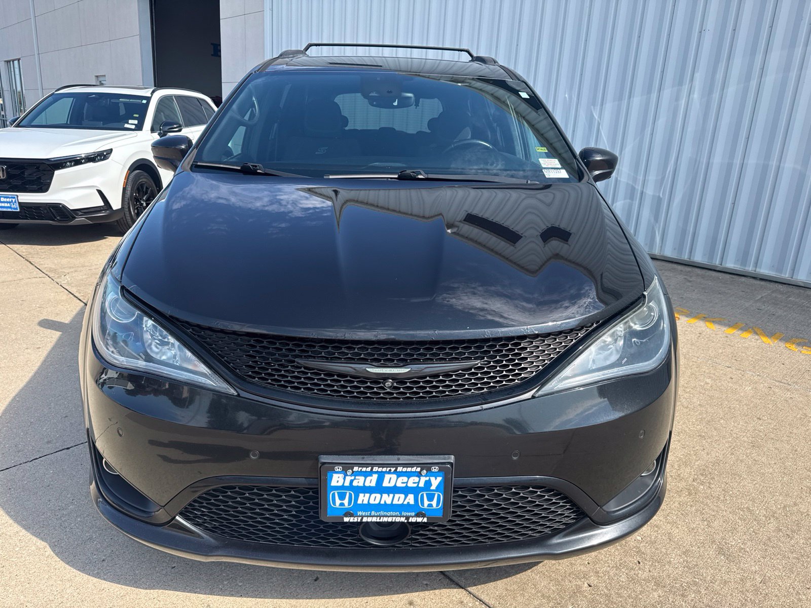 Used 2019 Chrysler Pacifica Touring Plus w/ Advanced Safetytec Group FWD image 3