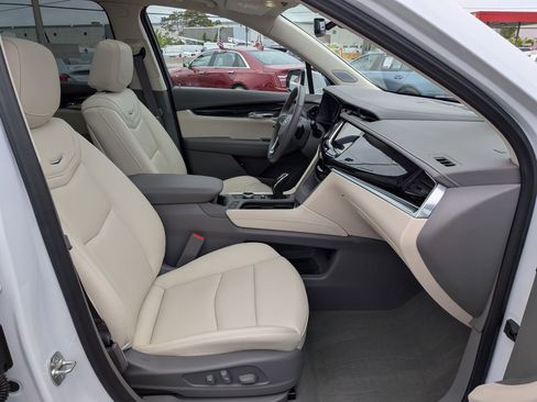 Used 2024 Cadillac XT6 Premium Luxury w/ LPO, Floor Liner Package AWD/4WD image 28