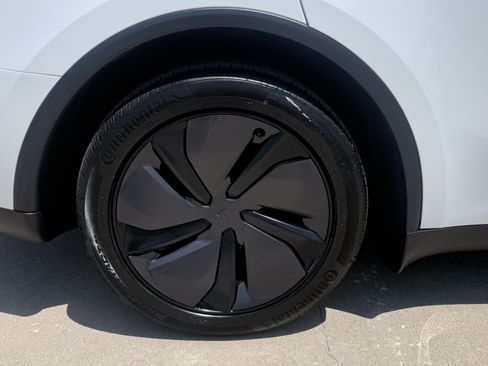 Used 2026 Tesla Model Y 2WD image 10