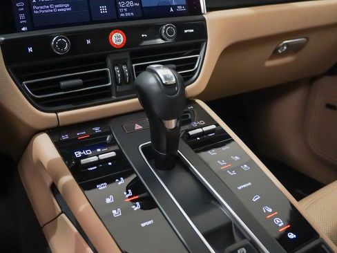 Certified 2022 Porsche Macan AWD/4WD image 33
