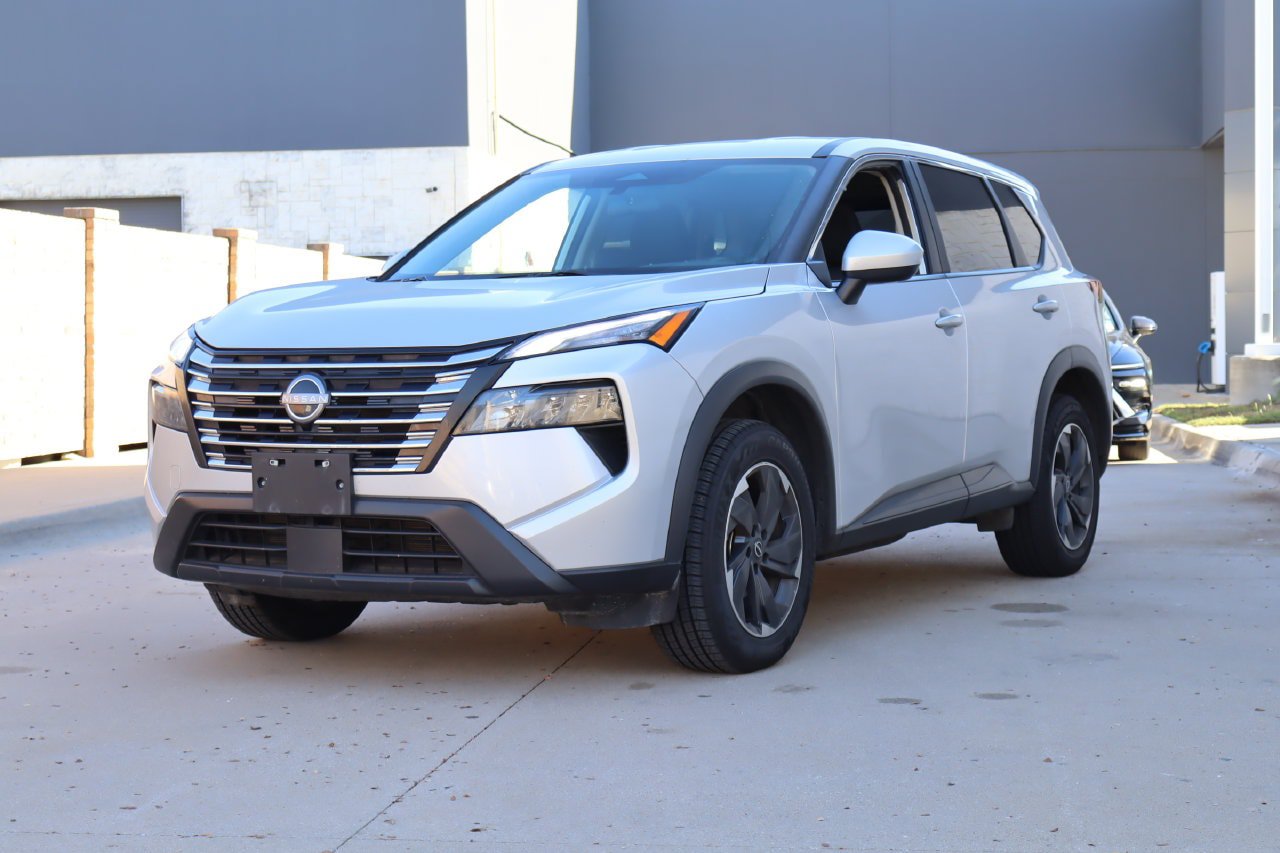 Used 2024 Nissan Rogue SV FWD image 2