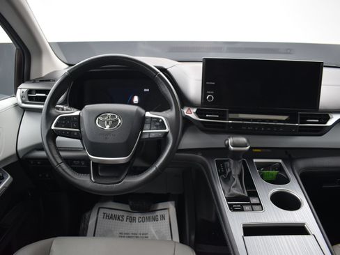 Used 2025 Toyota Sienna XLE FWD image 17