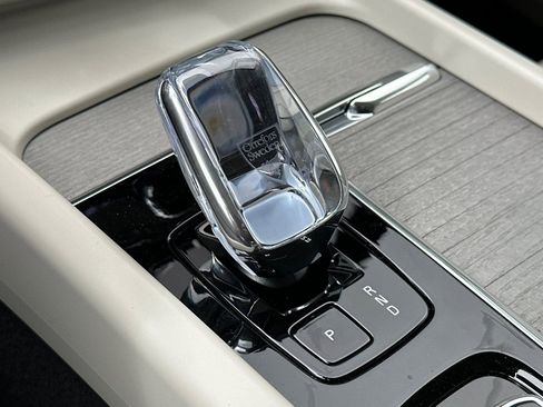 Certified 2025 Volvo XC60 B5 Ultra w/ Protection Package Premier image 24