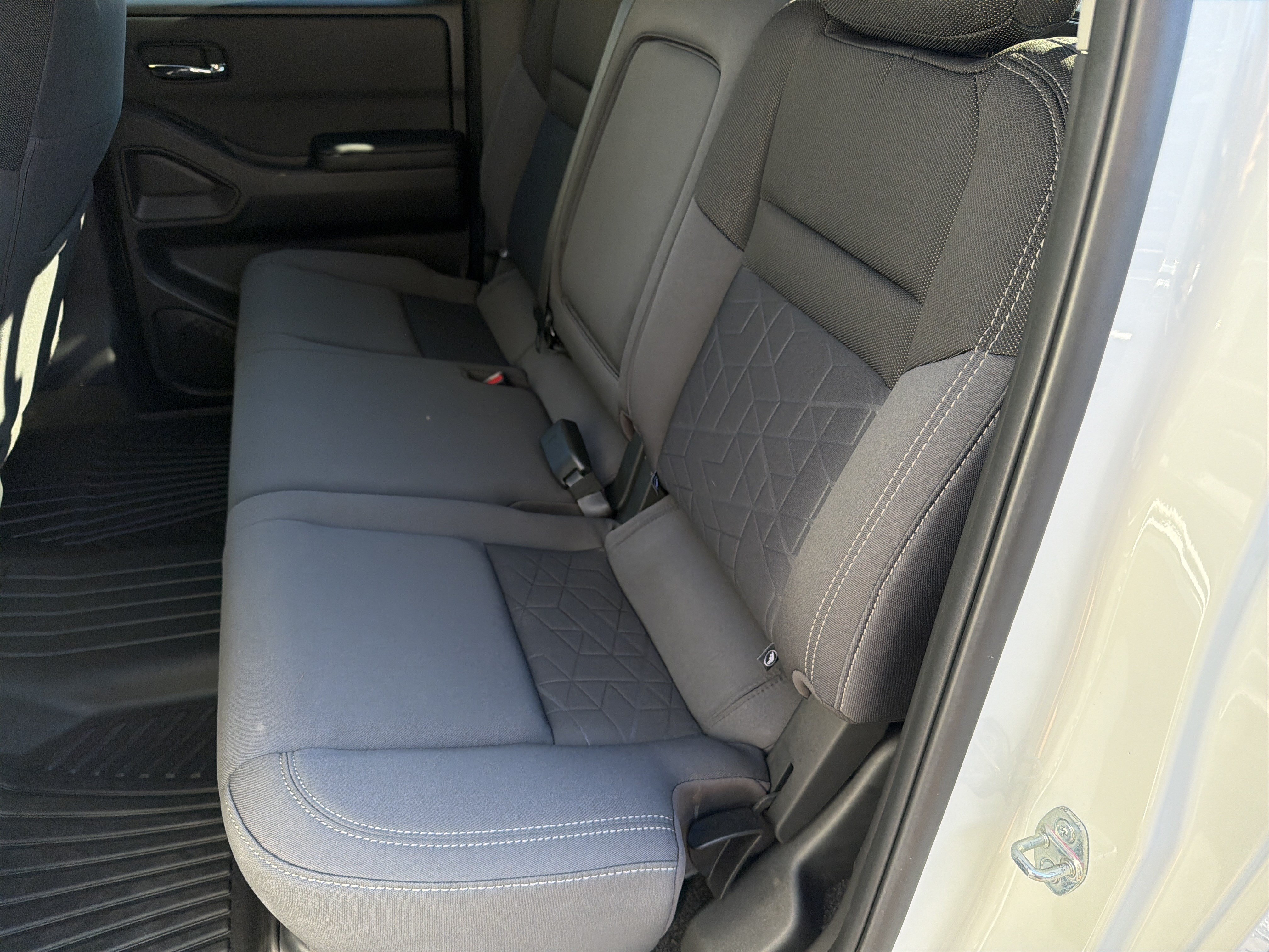 Used 2025 Nissan Frontier SV w/ SV Convenience Package RWD image 16