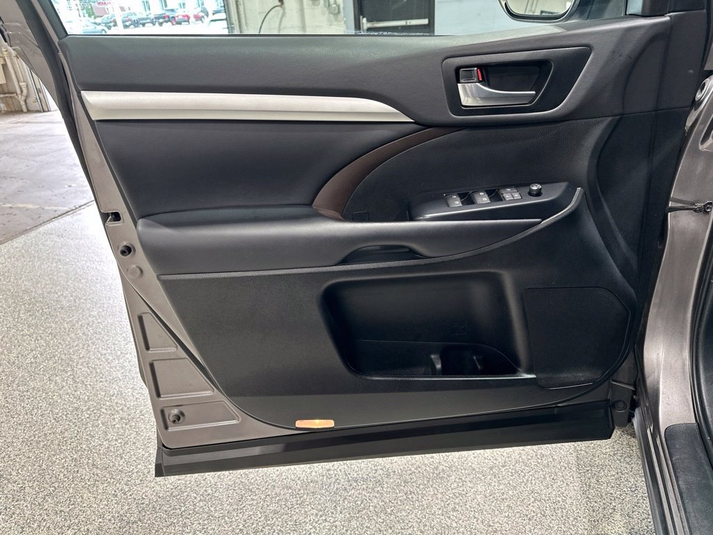 Used 2019 Toyota Highlander XLE AWD/4WD image 13