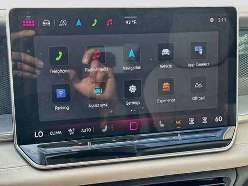 Used 2025 Volkswagen Tiguan SE w/ Panoramic Sunroof Package AWD/4WD image 16