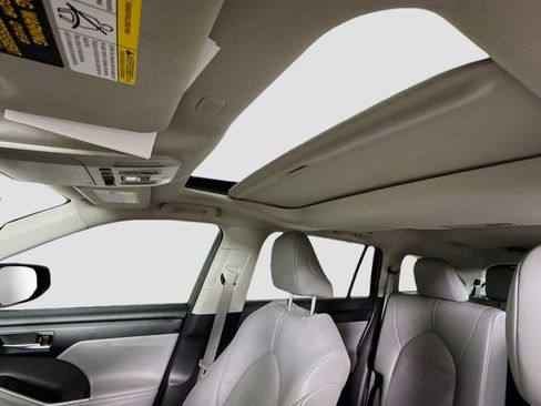 Certified 2021 Toyota Highlander XLE AWD/4WD image 15