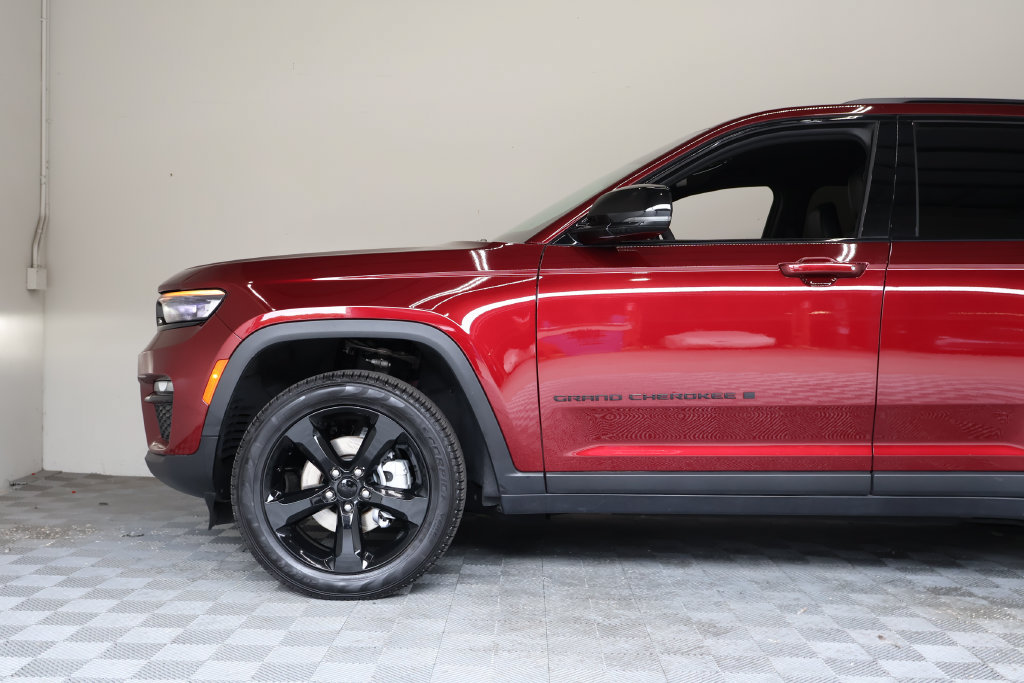 Used 2025 Jeep Grand Cherokee Limited w/ Black Appearance Package AWD/4WD image 8