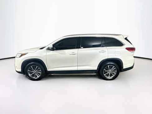 Used 2019 Toyota Highlander XLE FWD image 4