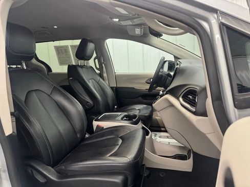 Used 2024 Chrysler Pacifica Touring-L image 17