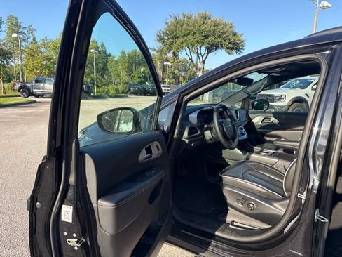 Used 2025 Chrysler Pacifica Limited FWD image 14
