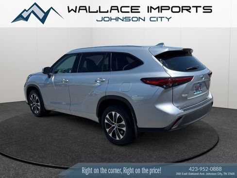Used 2021 Toyota Highlander XLE AWD/4WD image 3