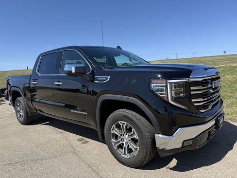 Used 2025 GMC Sierra 1500 SLT image 2