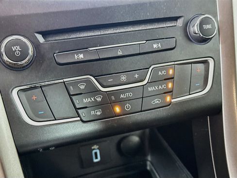Used 2017 Ford Fusion SE w/ Equipment Group 201A FWD image 22