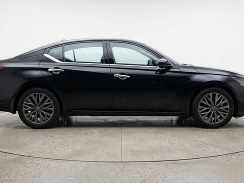 Used 2025 Nissan Altima 2.5 SV FWD image 11