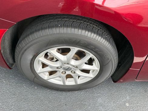 Used 2023 Chrysler Pacifica Touring-L FWD image 3
