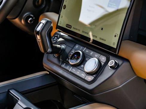 New 2026 Land Rover Defender 110 X-Dynamic SE AWD/4WD image 32