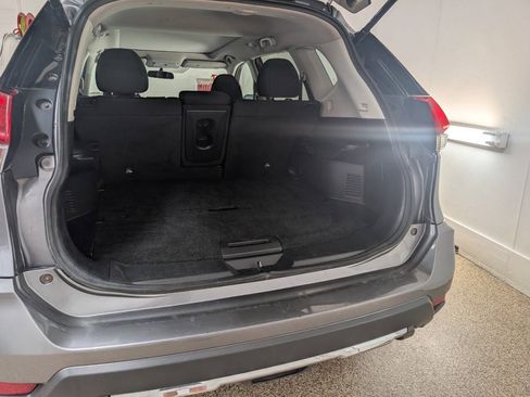 Used 2017 Nissan Rogue SV AWD/4WD image 17