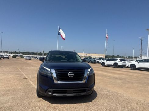 Certified 2025 Nissan Pathfinder SV FWD image 4