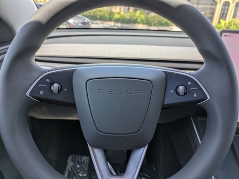 Used 2026 Tesla Model Y Long Range RWD image 23