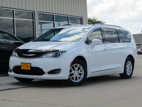 Used 2020 Chrysler Pacifica Touring-L FWD image 12
