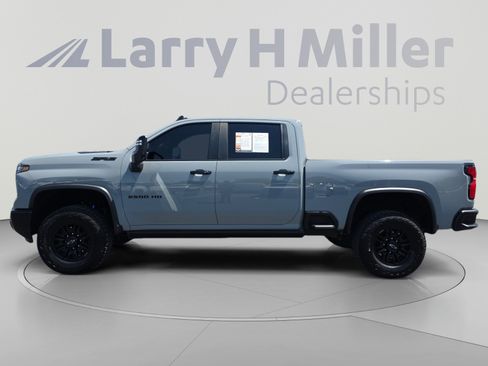 Used 2024 Chevrolet Silverado 2500 ZR2 w/ Technology Package AWD/4WD image 2