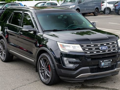 Used 2017 Ford Explorer XLT w/ Equipment Group 202A AWD/4WD image 9