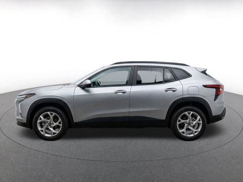 Used 2025 Chevrolet Trax LT FWD image 4