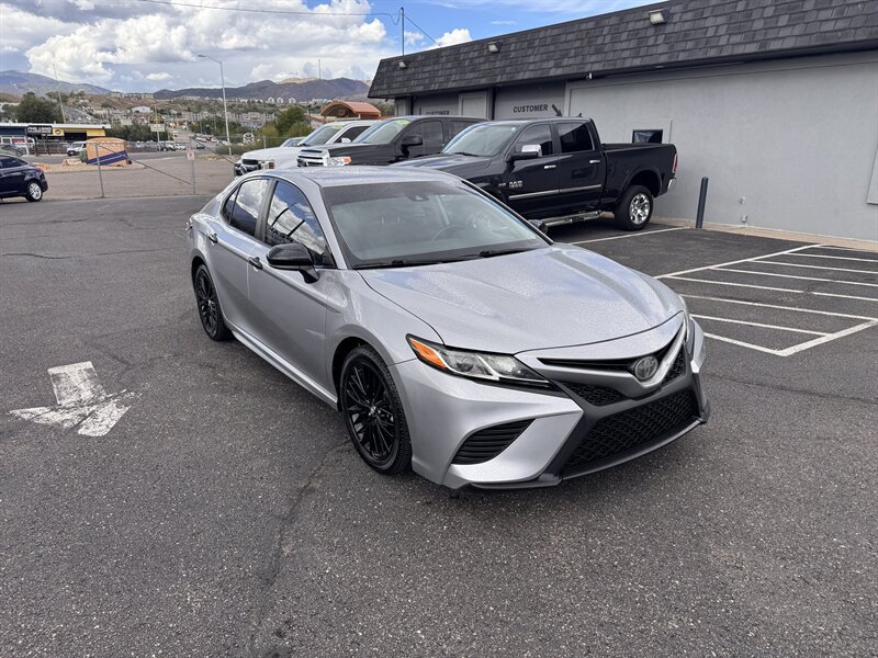 Used 2019 Toyota Camry SE FWD image 1