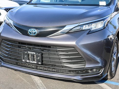 Certified 2023 Toyota Sienna LE w/ LE Plus Package FWD image 18