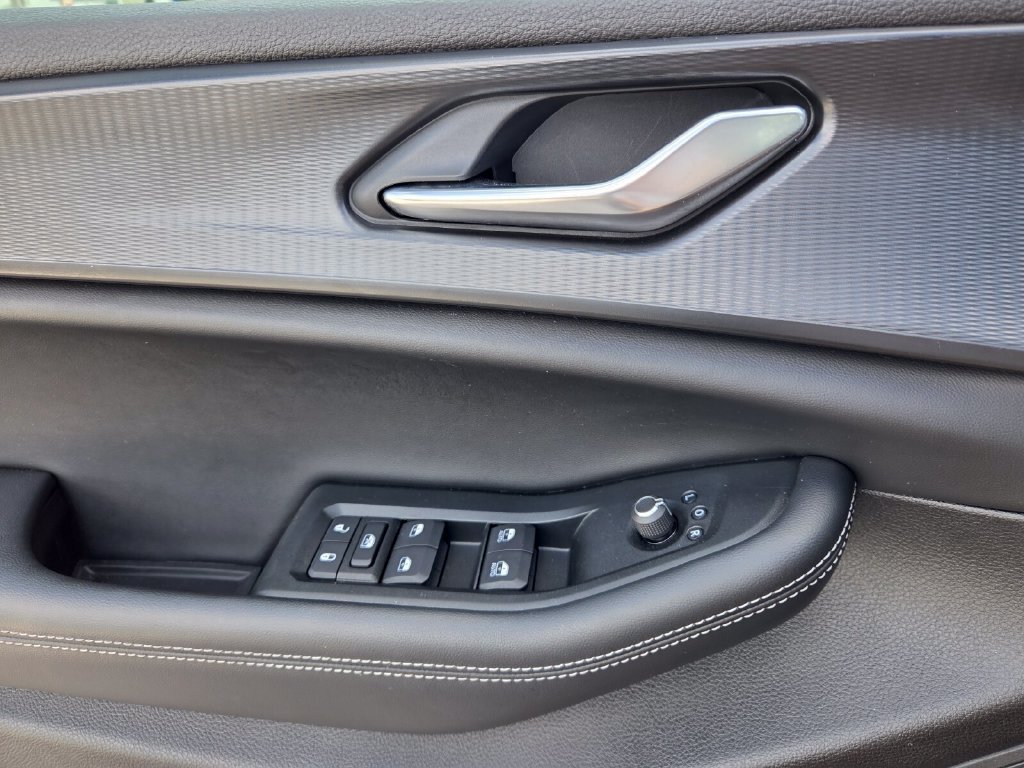 Used 2025 Jeep Grand Cherokee Laredo RWD image 21