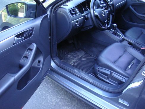 Used 2017 Volkswagen Jetta SE FWD image 10