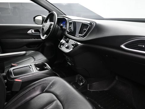 Used 2018 Chrysler Pacifica Touring-L Plus w/ Advanced Safetytec Group FWD image 27