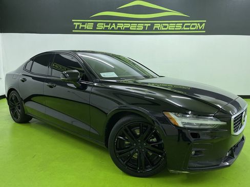 Used 2019 Volvo S60 T5 R-Design image 1