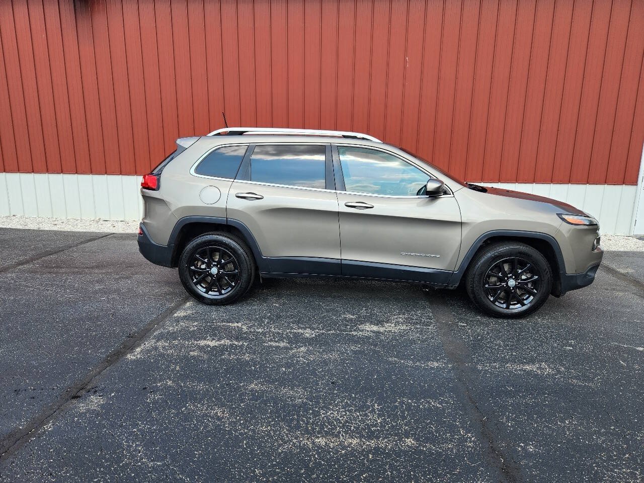 Used 2016 Jeep Cherokee Latitude w/ Cold Weather Group AWD/4WD image 9